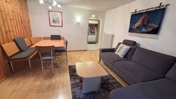 Apartment, 2 Bedrooms, Ground Floor | Living room