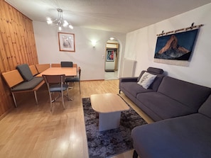 Apartment, 2 Bedrooms, Ground Floor | Living room