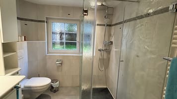 Appartement, 2 chambres, rez-de-chaussée | Salle de bain | SÚche-cheveux, serviettes fournies