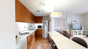 Frigorífico, microondas, horno y lavavajillas