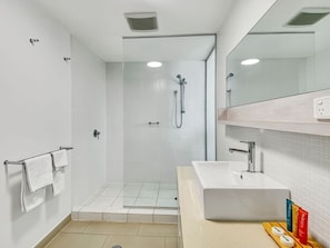 Combined shower/bathtub - 1 Bright Point Apartment 2204, 146 Sooning St-BOM (Nelly Bay)