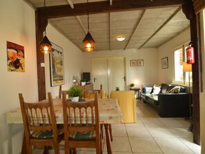 Dining - Holiday Home With Covered Terrace at the Edge of the Parc Regional du Morvan (Saint-Honore-les-Bains)