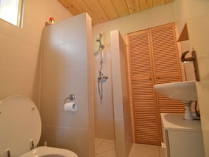 Shower - Holiday Home With Covered Terrace at the Edge of the Parc Regional du Morvan (Saint-Honore-les-Bains)