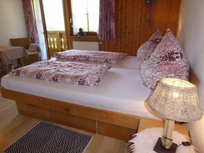 2 habitaciones, muebles diferentes y ropa de cama