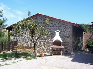House | Property grounds - Delightful Villa in Paciano (Paciano)