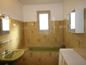 House | Bathroom | Combined shower/tub - Lush Holiday Home in Cereste With Private Swimming Pool (Cereste)