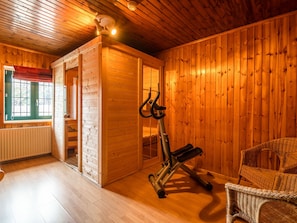 16 Schlafzimmer, Minibar, individuell eingerichtet