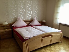 2 bedrooms, individually furnished, bed sheets - Unterkunft mit Zwei Baeder in Lirstal (Lirstal)