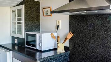 Chalet | Private kitchen | Microwave, stovetop, dishwasher, coffee/tea maker