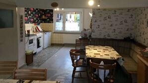 Dining - Family-friendly Holiday Home in Alheim-obergude With Garden (Alheim)