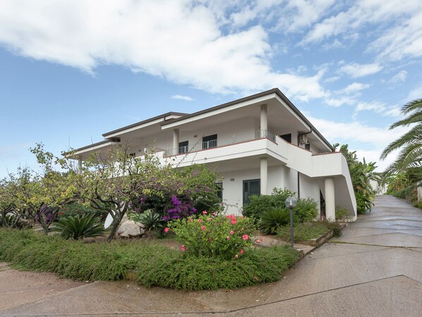 Exterior - Holiday Home in San Nicolò di Ricadi With Pool & Tennis Court (Ricadi)