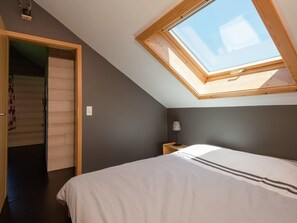 منزل | 4 عدّة غرف نوم وطراز فريد لكل وحدة وملاءات أسرّة