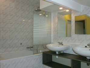 Bathroom - Tidy Holiday Home with Fireplace near Malmédy (Malmedy)