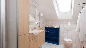 Appartement | Salle de bain | Douche, serviettes fournies