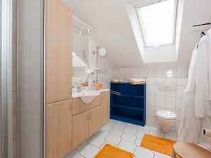 Apartment | Bathroom | Shower, towels