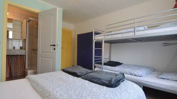 Apartment | 3 bedrooms, individually furnished, bed sheets
