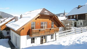 A wooden chalet with a balcony, surrounded by snow-covered mountains. - Lovely Chalet in Sankt Margarethen im Lungau near Ski Lift (Sankt Margarethen im Lungau)