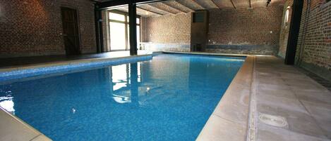 House | Kolam renang | Kolam renang tertutup, kolam renang terbuka