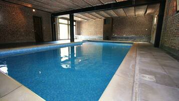 Huis | Zwembad | Een binnenzwembad en een buitenzwembad