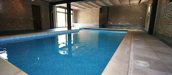 Mansion With Pool, Neblon