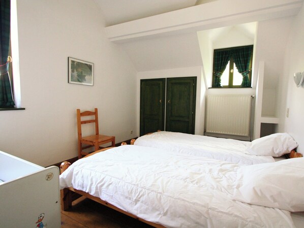House | 12 bedrooms, bed sheets - Mansion With Pool, Neblon (Ouffet)