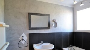 House | Bathroom | Bathtub - Spacious Holiday Home in Malaucene France With Private Pool (Malaucene)