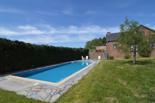 Una piscina cubierta, una piscina al aire libre