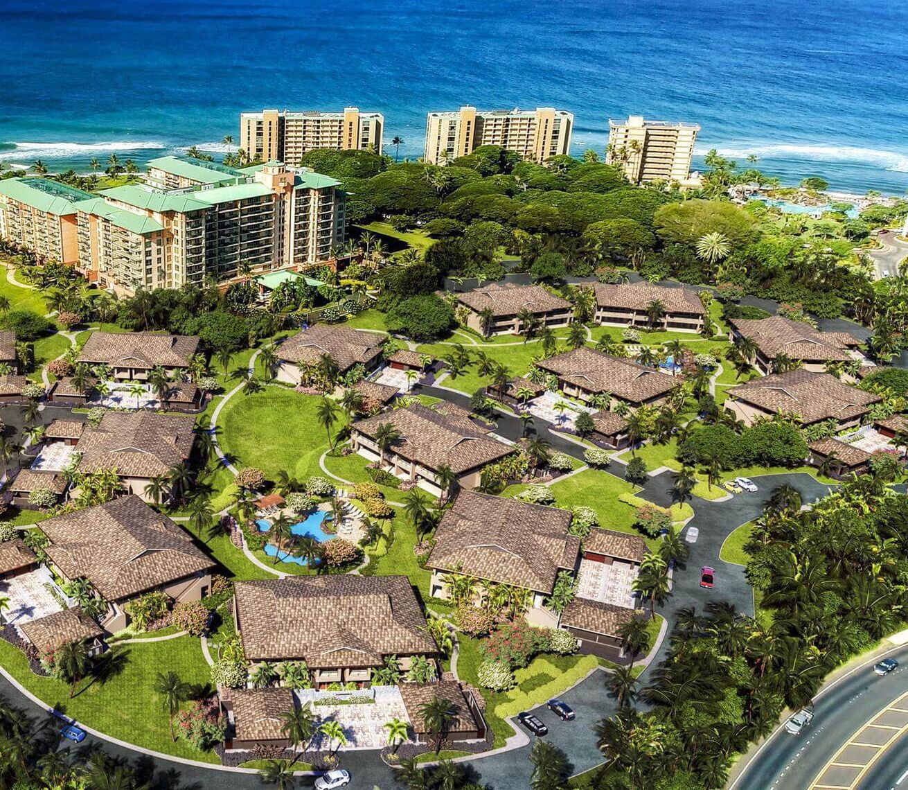 Et resort med flere bungalows, en central swimmingpool og udsigt til havet.