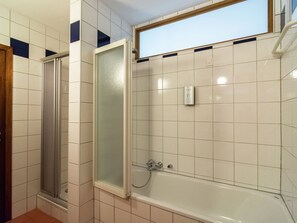 Shower - Cozy Holiday Home in Macon With Barbecue (Momignies)
