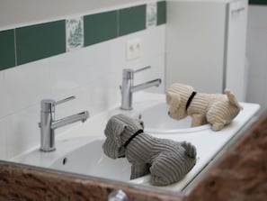 House | Bathroom | Combined shower/tub