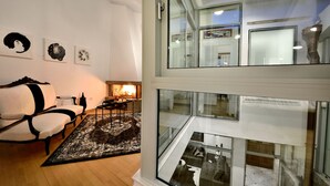 Ein modernes Wohnzimmer mit Kamin, einer Couch und einem Essbereich.