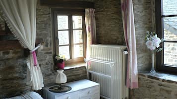 Cottage | 1 bedroom, individually furnished, bed sheets