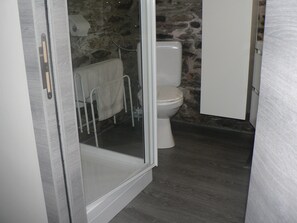 Cottage | Bathroom | Soap, shampoo - Forest Hideaway, Baillamont (Bievre)