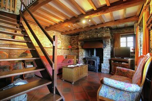 Cottage | Living room - Forest Hideaway, Baillamont (Bievre)