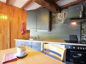 Cottage | Private kitchen | Electric kettle, toaster, cookware/dishes/utensils