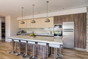 Réfrigérateur, un four, surface de cuisson, lave-vaisselle