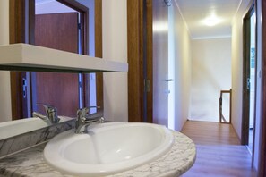 Cottage | Bathroom