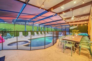 حمّام سباحة مُدفَّأ