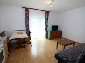 Living room - Garden-view Apartment in Carinthia With Balcony (Sankt Kanzian am Klopeiner See)