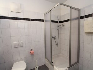 Bathroom - Garden-view Apartment in Carinthia With Balcony (Sankt Kanzian am Klopeiner See)