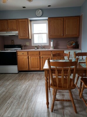 Dining - Adorable Ocean side cottage  (North Wildwood)
