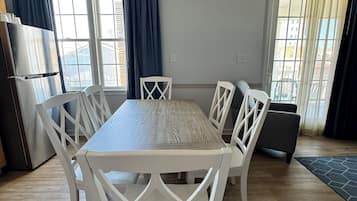 Apartment, 2 Bedrooms | In-room dining