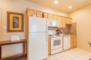 Apartment, 2 Bedrooms | Private kitchen | Fridge, microwave, oven, stovetop