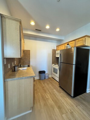 1 Bedroom Apartment 1 King | Private kitchen | Fridge, microwave, oven, stovetop - Ebb Tide Suites (Ocean City)