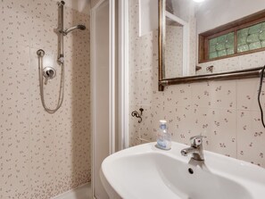 Shower, towels - Cosy Holiday Home in Bibbona With Balcony, Heating & Views (Bibbona)