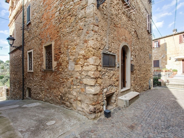 Exterior - Cosy Holiday Home in Bibbona With Balcony, Heating & Views (Bibbona)