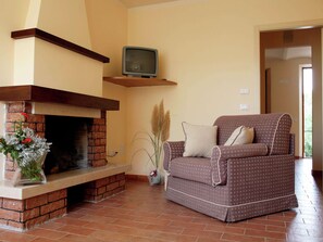 Apartment | Living area | Fireplace - Belvilla by OYO Camino (Arcevia)