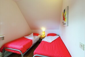 3 bedrooms, individually furnished, bed sheets - Peaceful Holiday Home (Anjum)