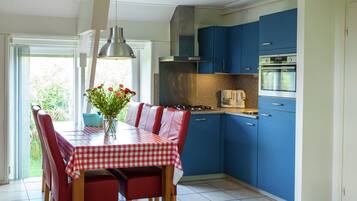 House | Private kitchen | Oven, dishwasher, high chair