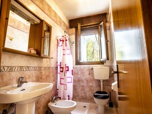 Bathroom - Cozy Holiday Home in Lido di Volano near Sea (Comacchio)